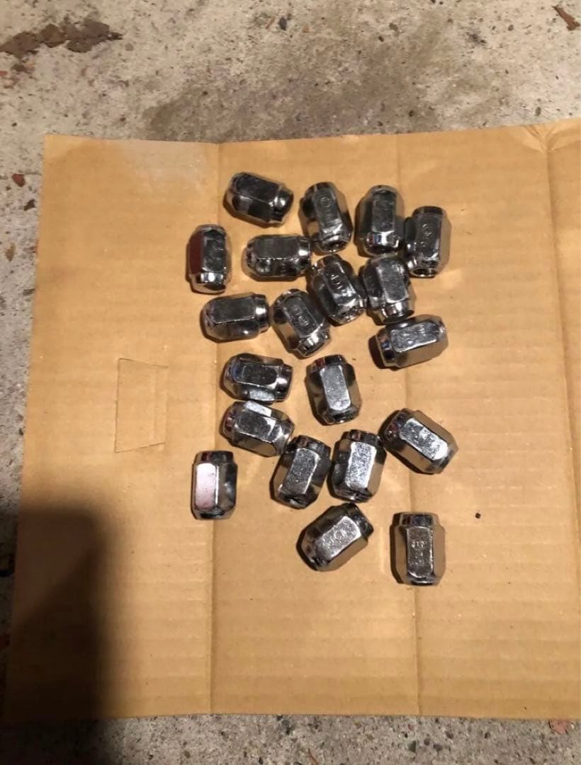 225/65/R17 スタッドレスタイヤ4本セット　取付ナット付き