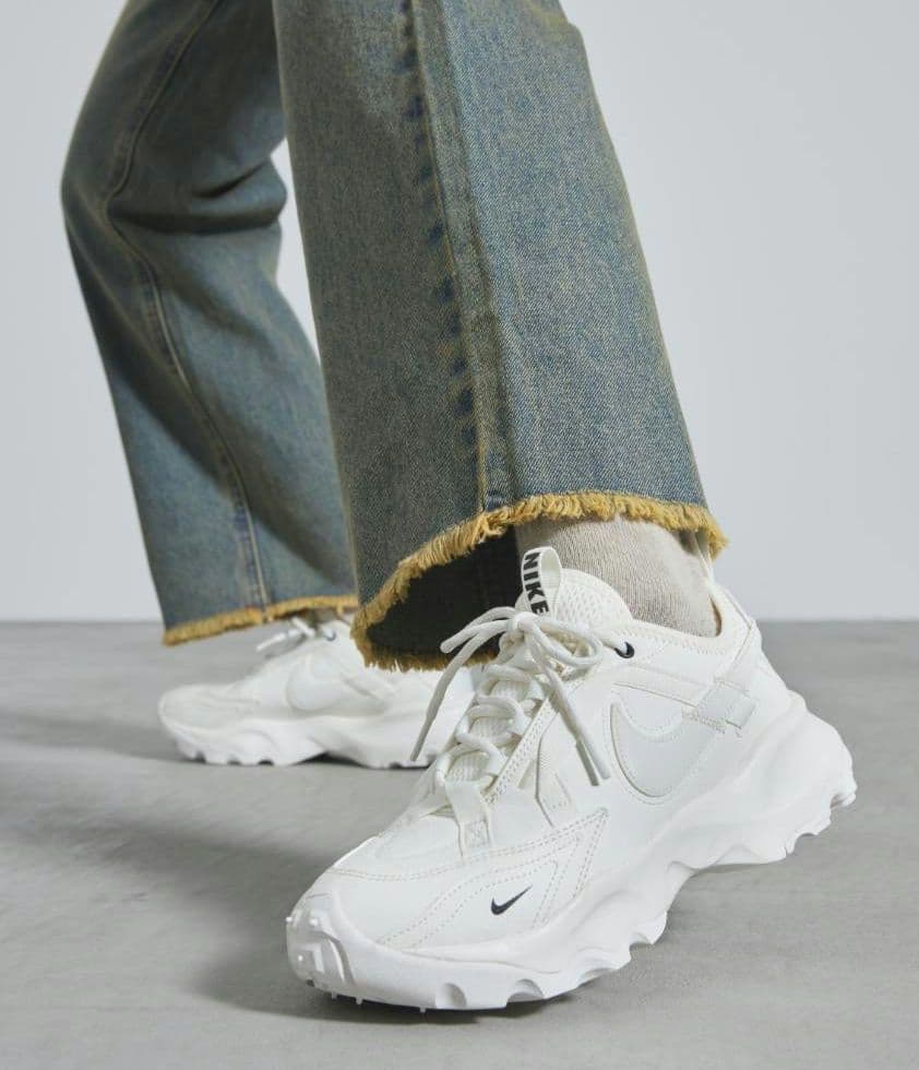 【1時間のみ着用】NIKE TC7900　24cm