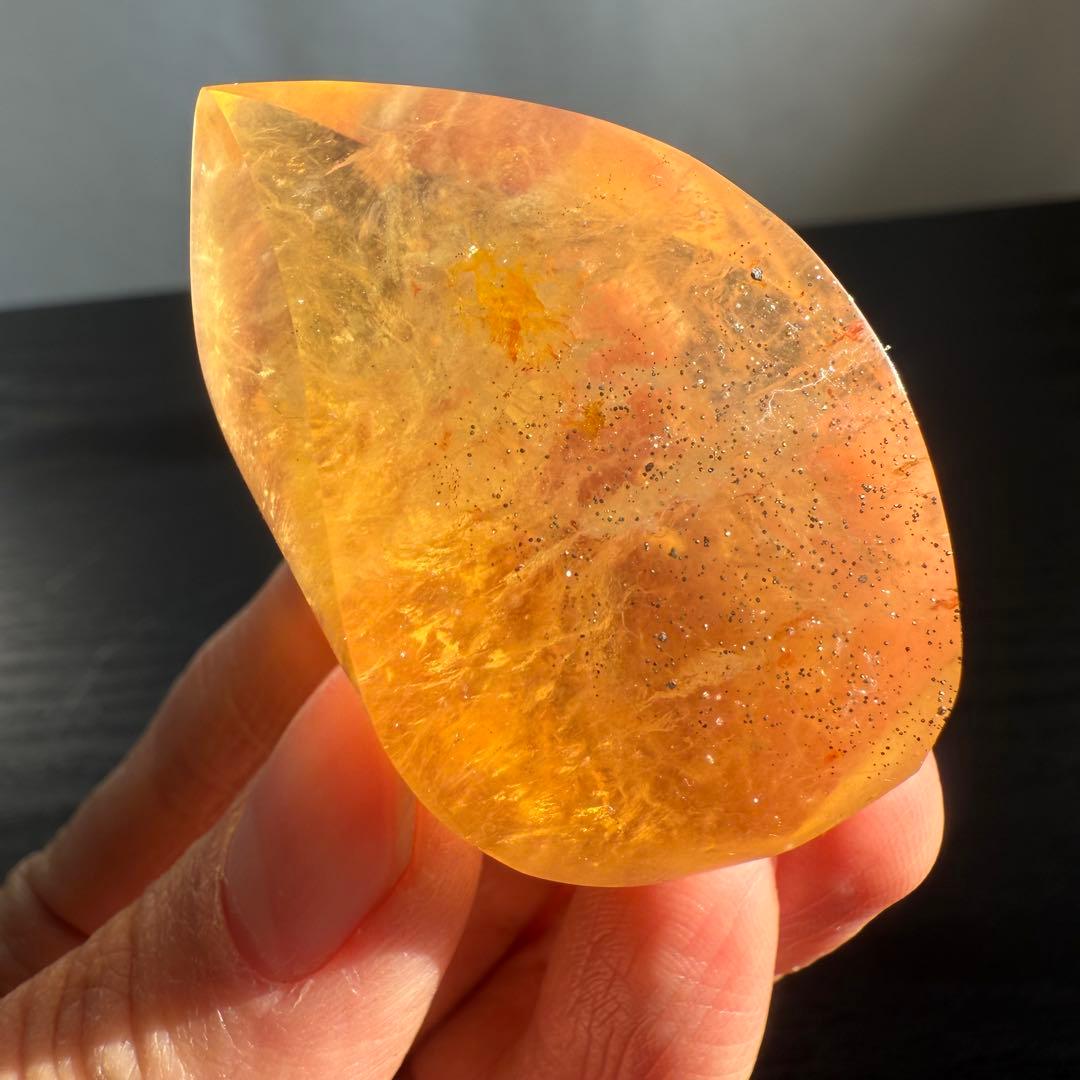 【はち】天然石パイライト共生フローライトのポイント　置物NO.010504