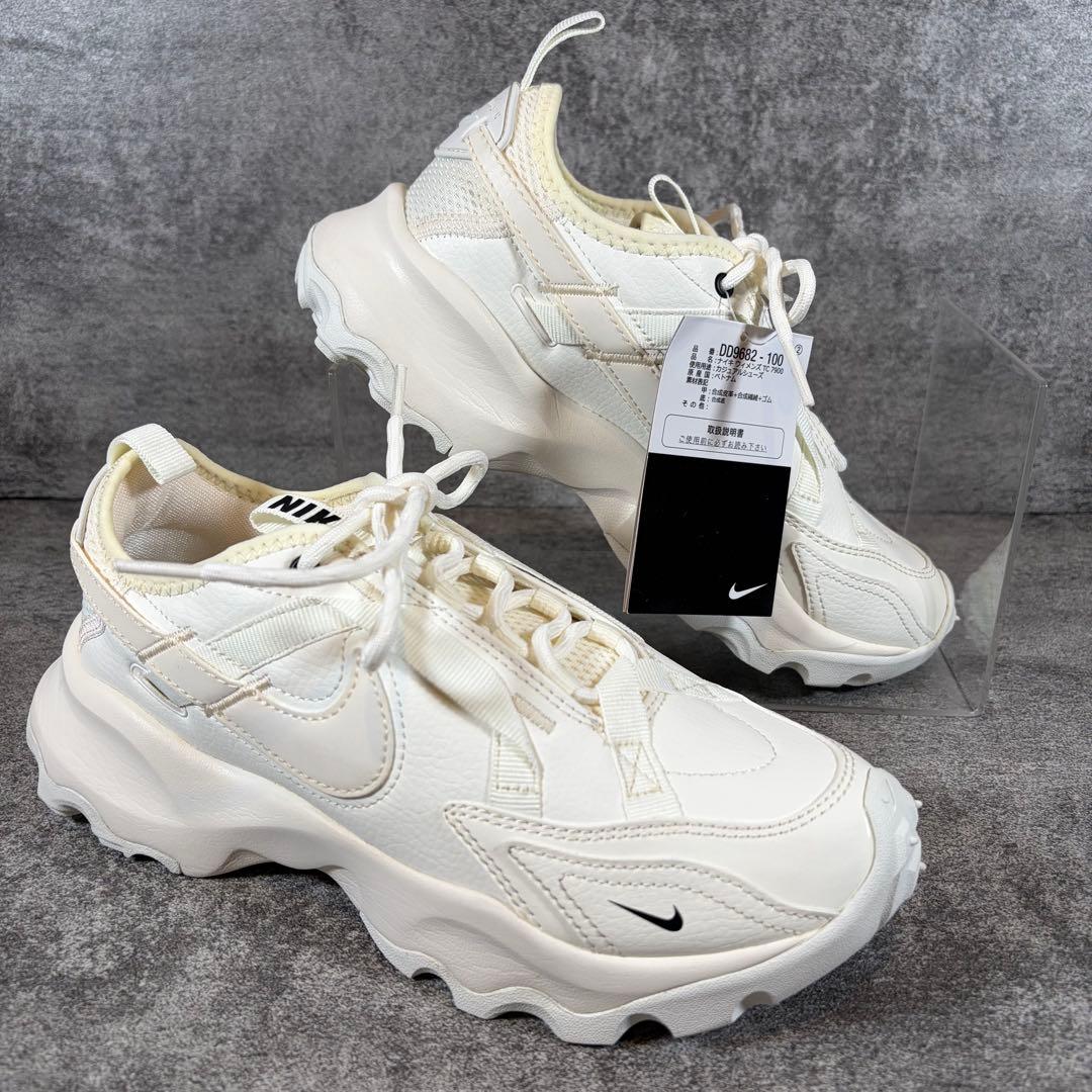 極美品　NIKE ナイキ　TC7900 ウィメンズ　スニーカー　23.5cm