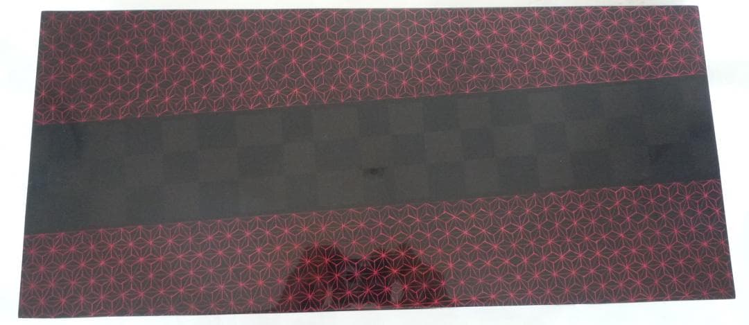 漆塗り　黒市松・赤麻の葉模様の大長平皿