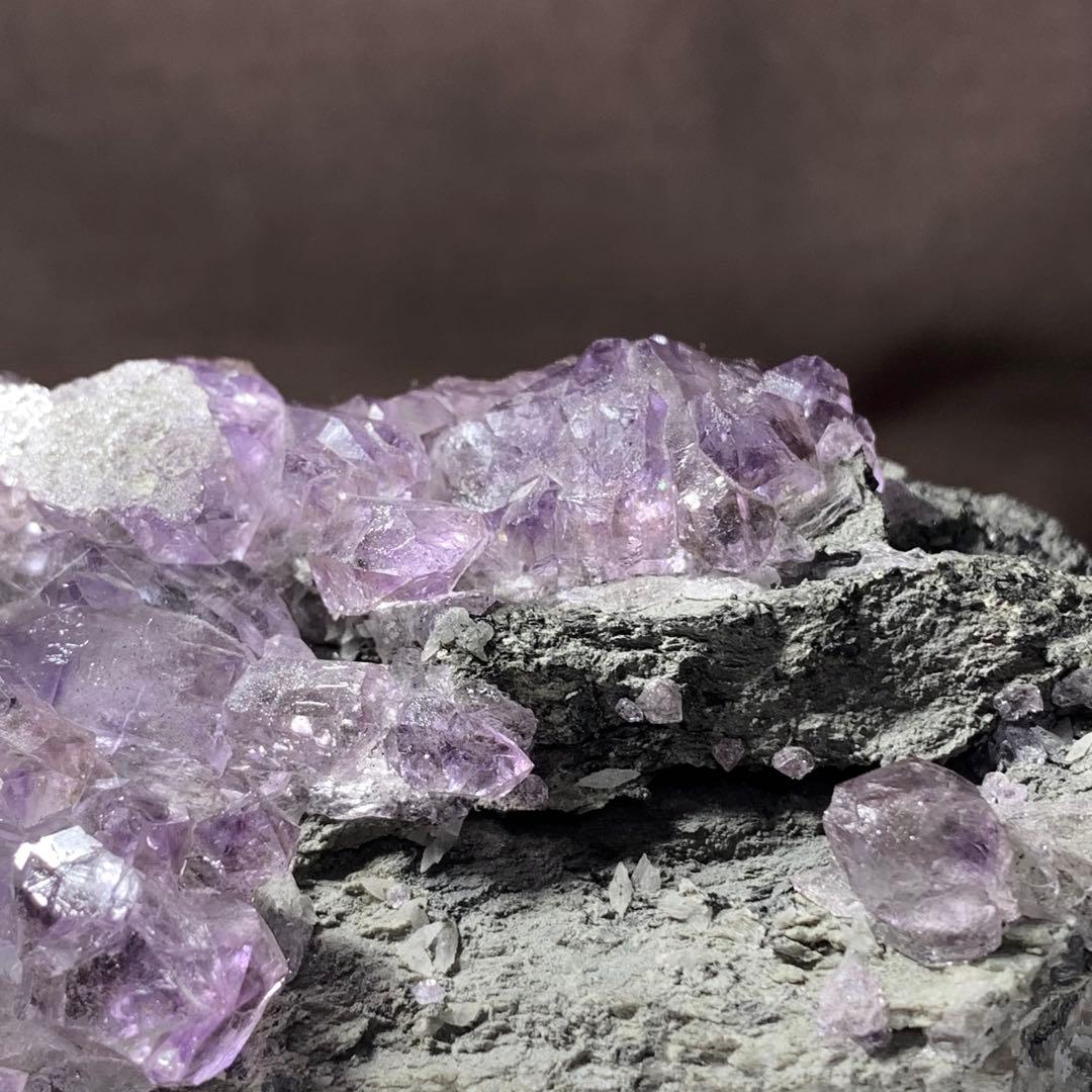 マハラシュトラ産☆アメジストクラスター掛けるフローライトハリネズミさん