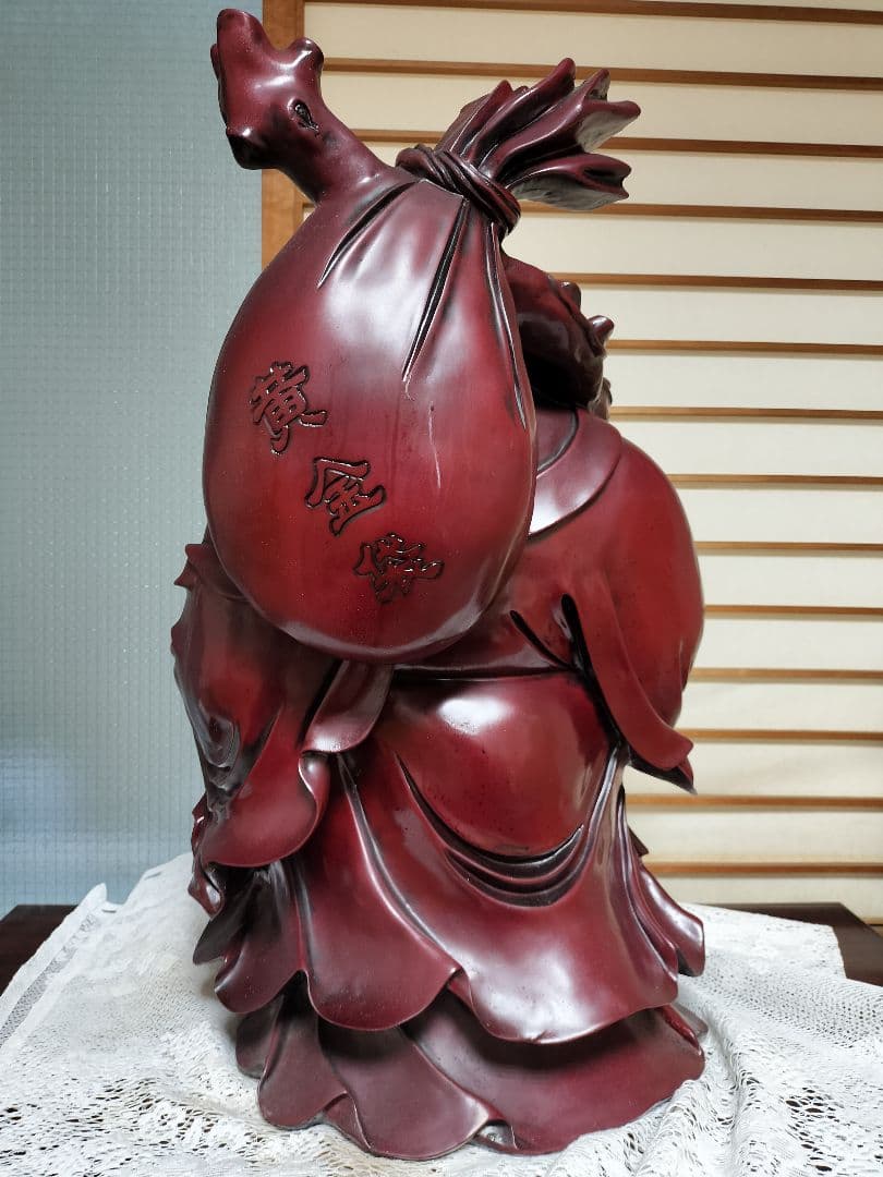 木製ダークレッド置物