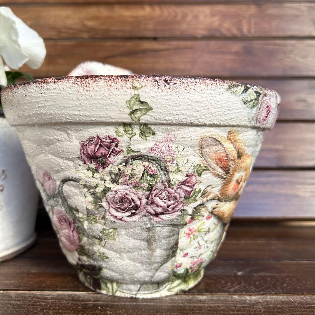 おみつさま　掛けプランターM 白色たまごを抱いたうさぎさん ガーデンローズ