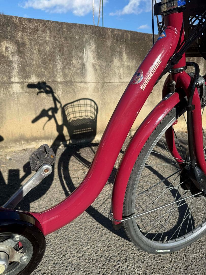 赤い電動アシスト自転車 シティタイプ