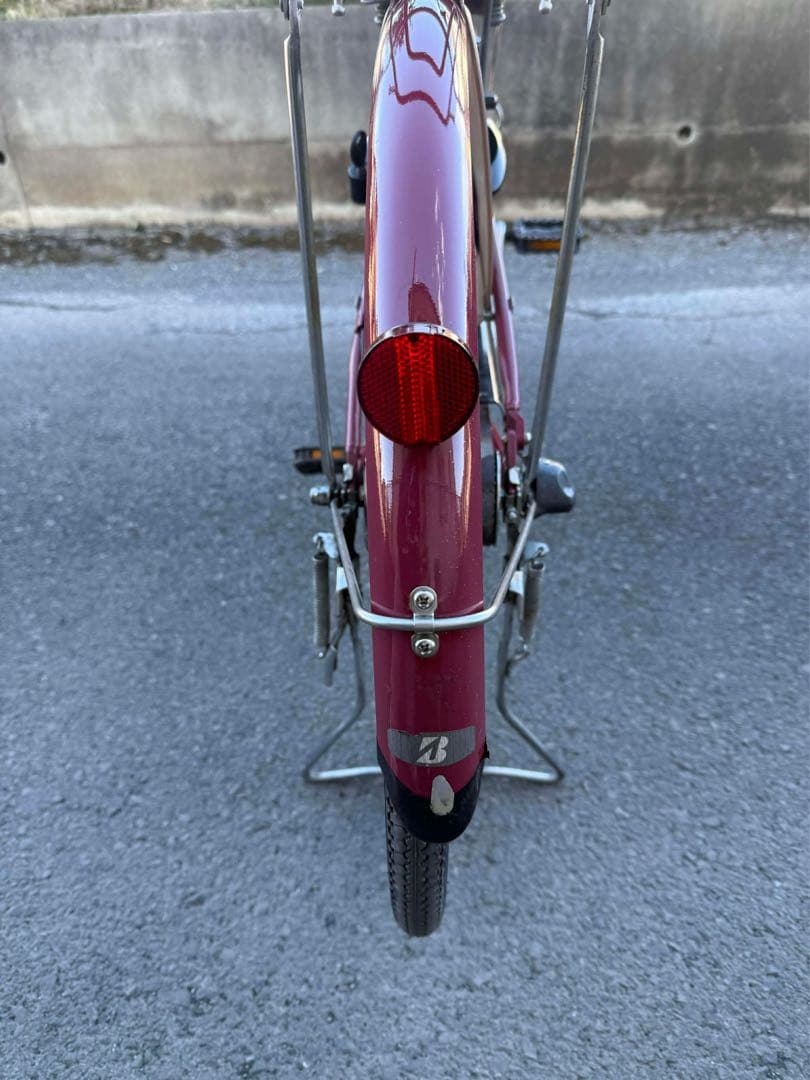 赤い電動アシスト自転車 シティタイプ