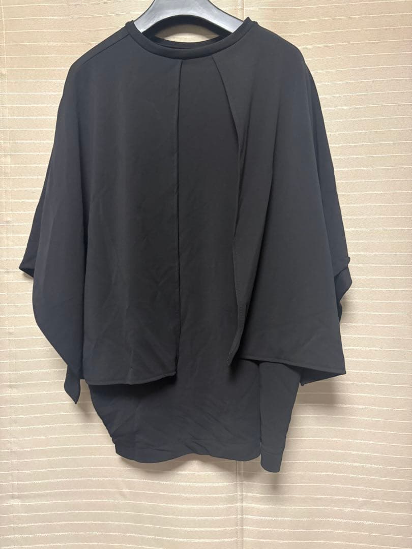 黒のフレアスリーブトップスとワイドパンツセット