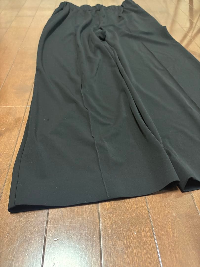 黒のフレアスリーブトップスとワイドパンツセット