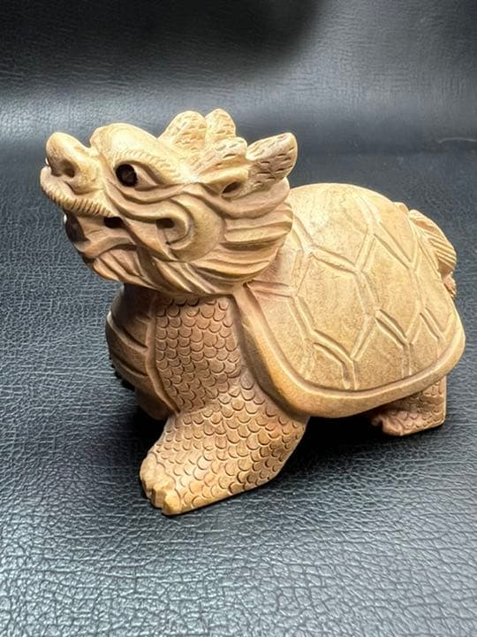 041517  桃の木素材　龍亀　手彫り　約45*75ミリ