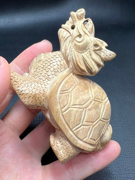 041517  桃の木素材　龍亀　手彫り　約45*75ミリ