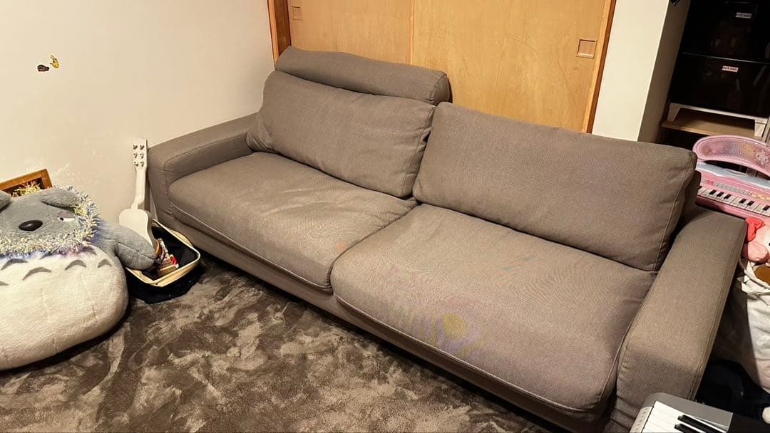 グレーのファブリック2人掛けソファ