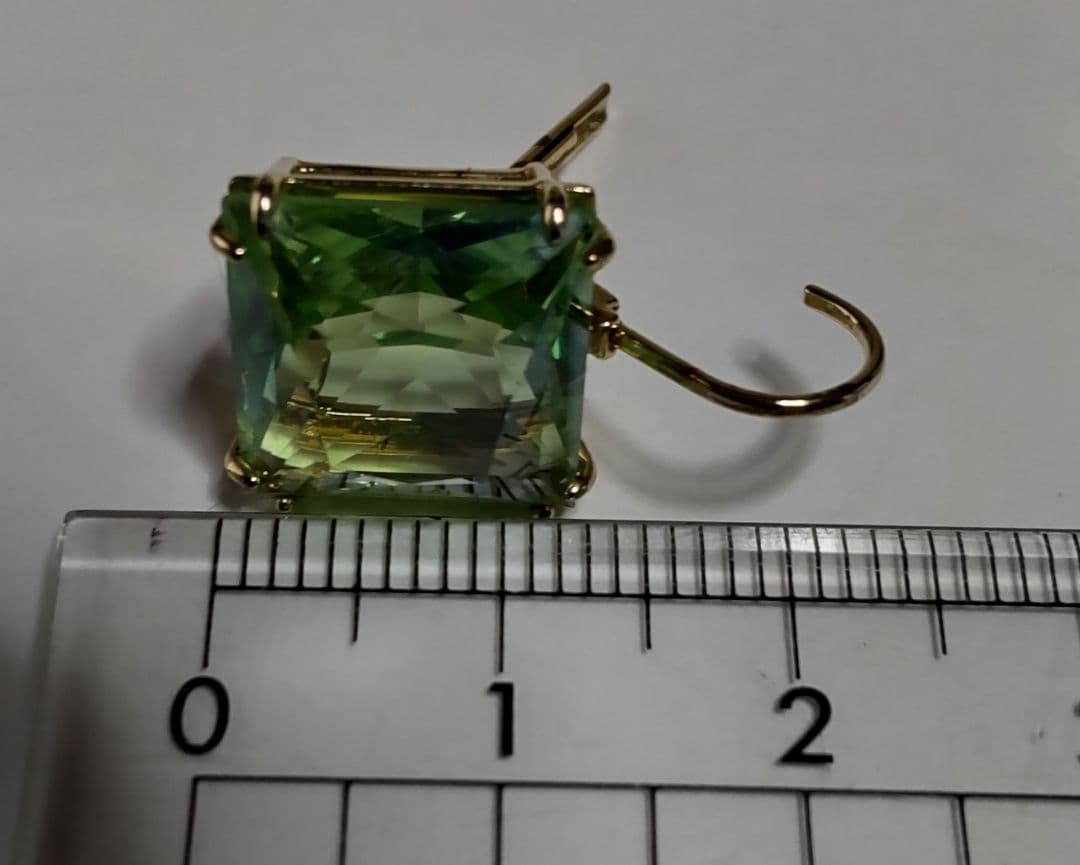 Swarovski Milleniaスクエアカットドロップ ピアス