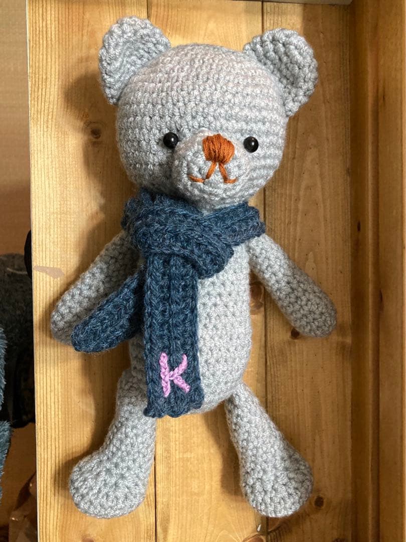 くまのあみぐるみ（イニシャルＫのマフラー）