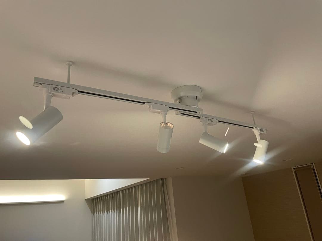 ダクトレールとスポットライトのセット。4灯、ビーム角調整可能。