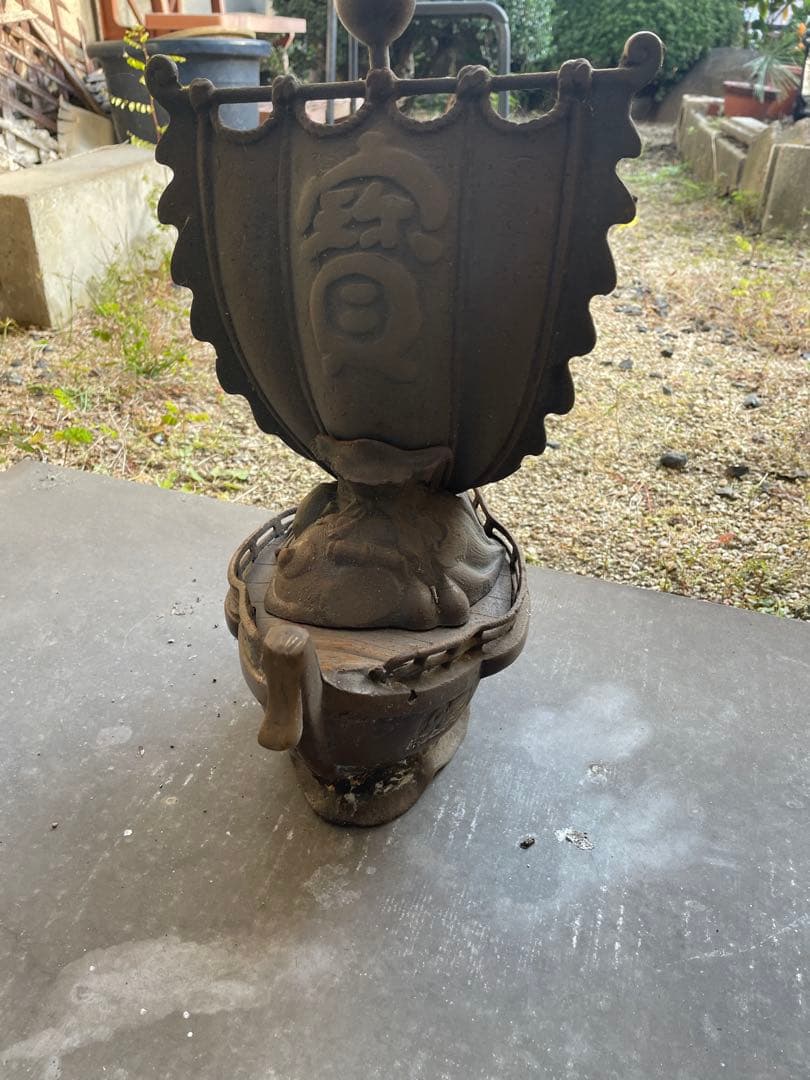 装飾的な金属工芸品