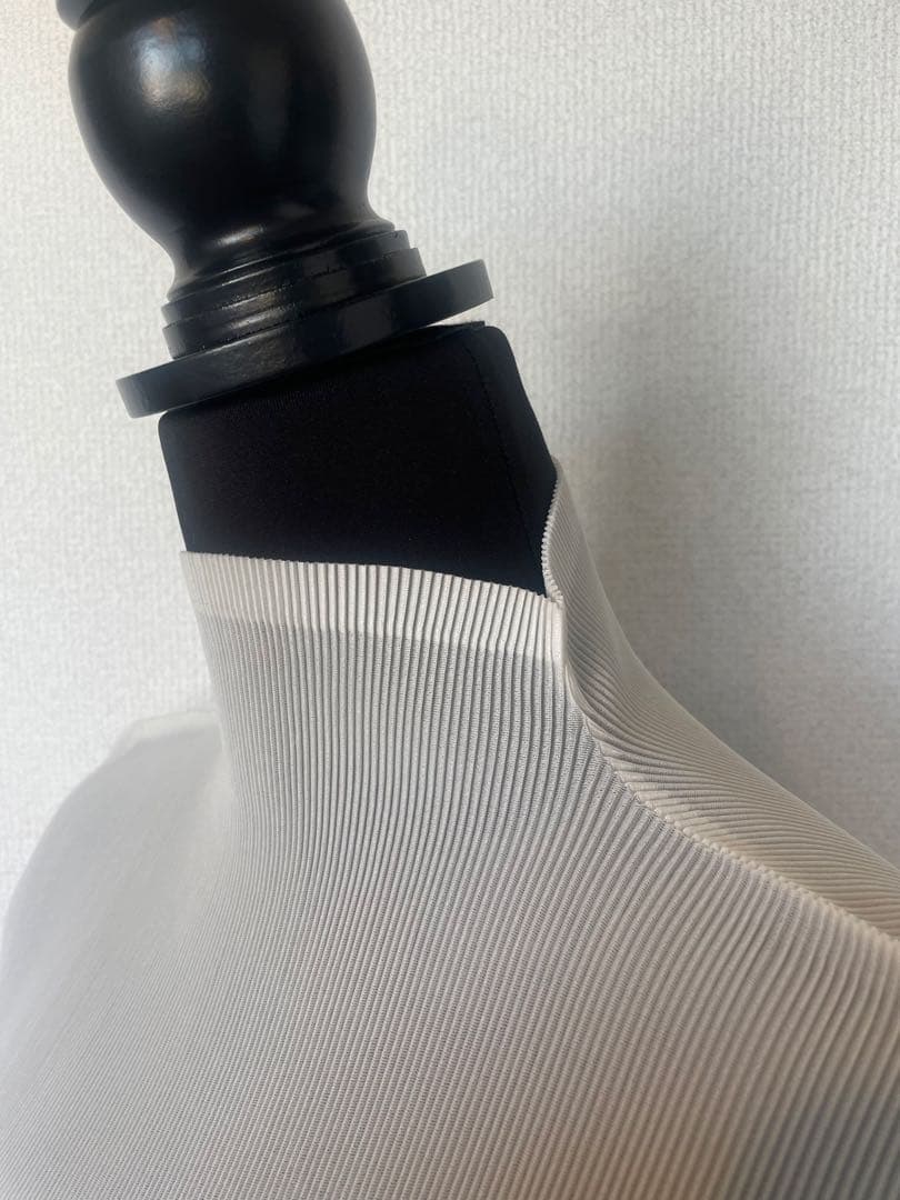 プリーツプリーズ　ハイネック 半袖シャツ ホワイト