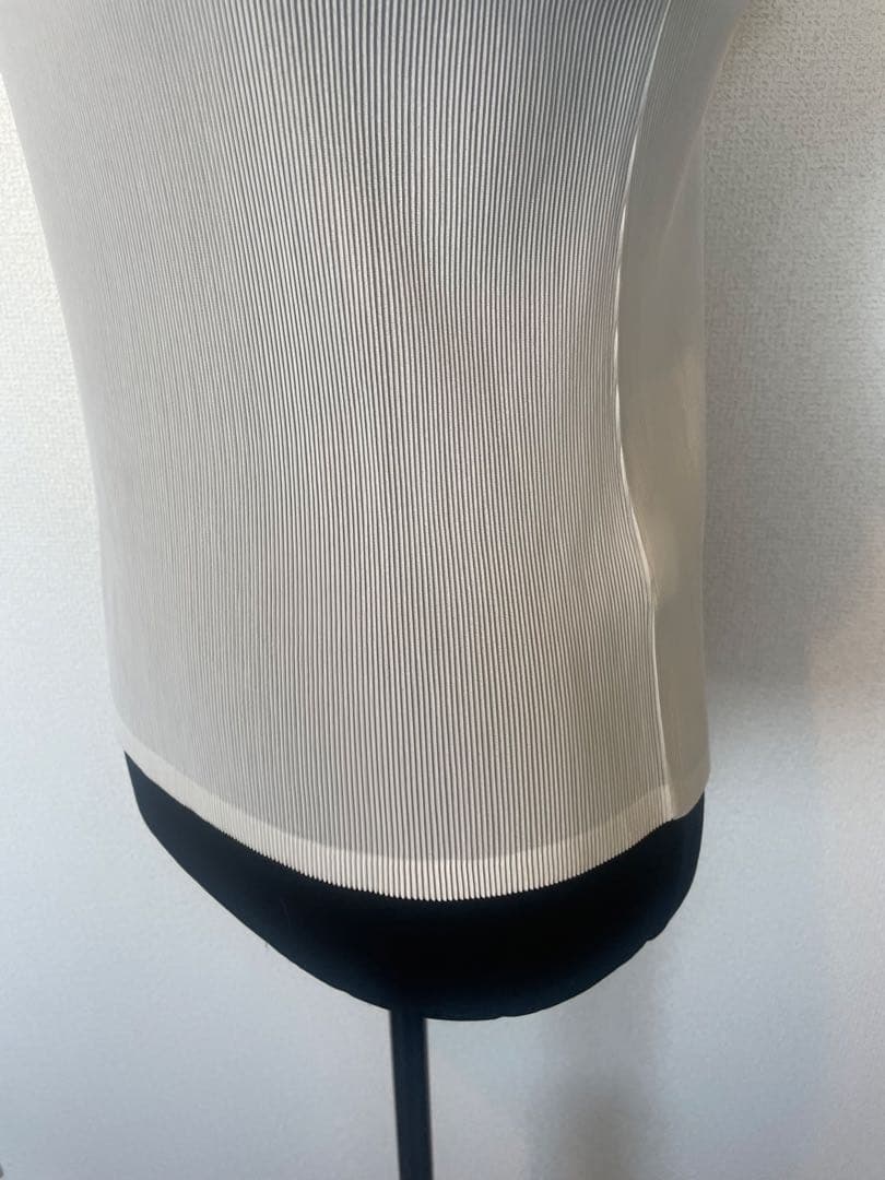 プリーツプリーズ　ハイネック 半袖シャツ ホワイト