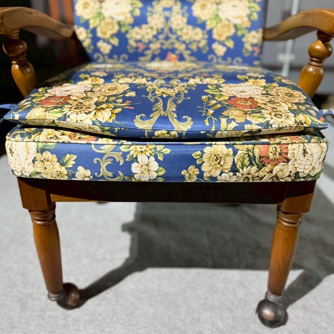 【飛騨産業 キツツキ】花柄 木製アームチェア クラシックチェア① キャスター付き