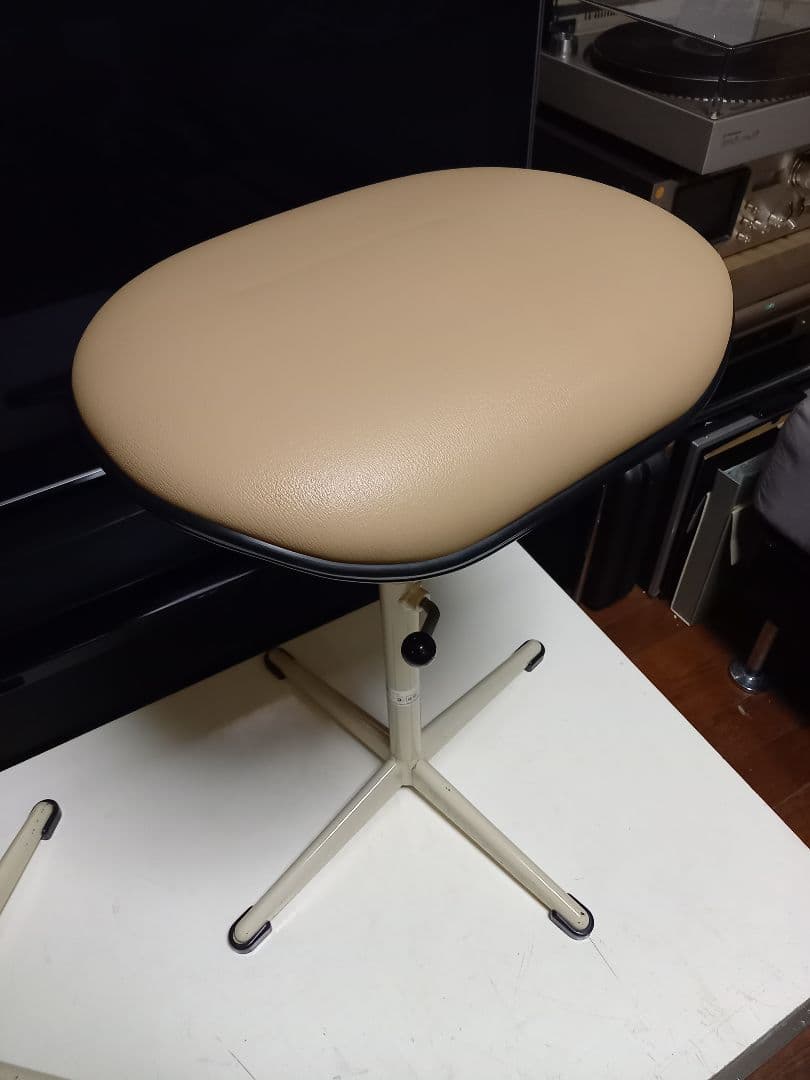 オカムラ　ポストモダン　高さ調整　回転式　ベージュ　メディカル　スツール　２脚