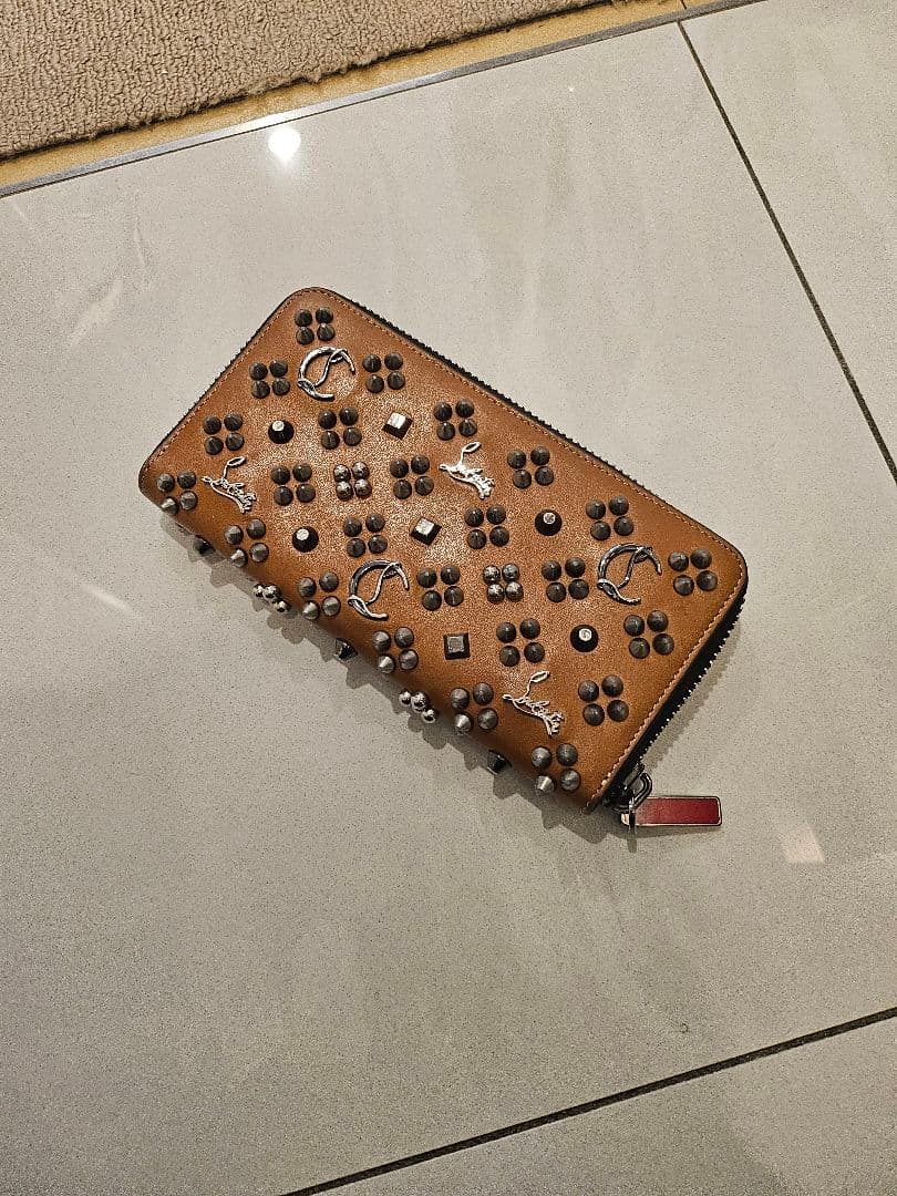 ルブタン　スタッズ付きブラウンレザー長財布