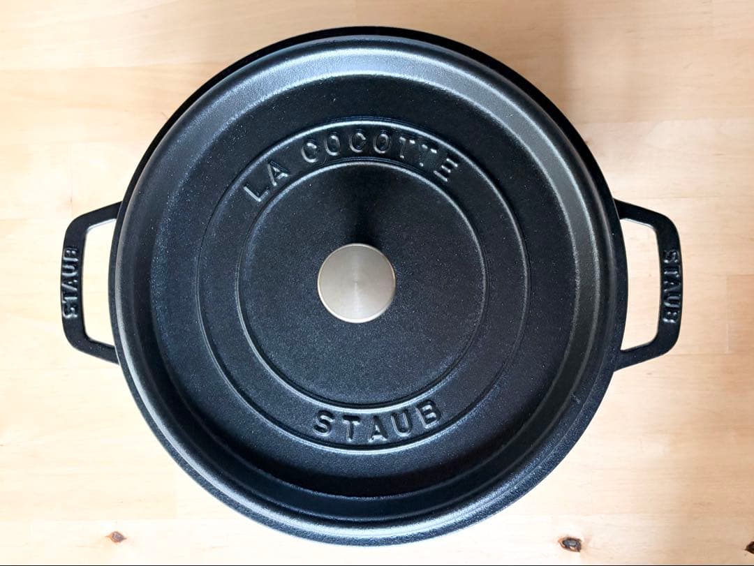 美品　staub ココットラウンドシャロー黒 両手鍋 26cm 箱付き