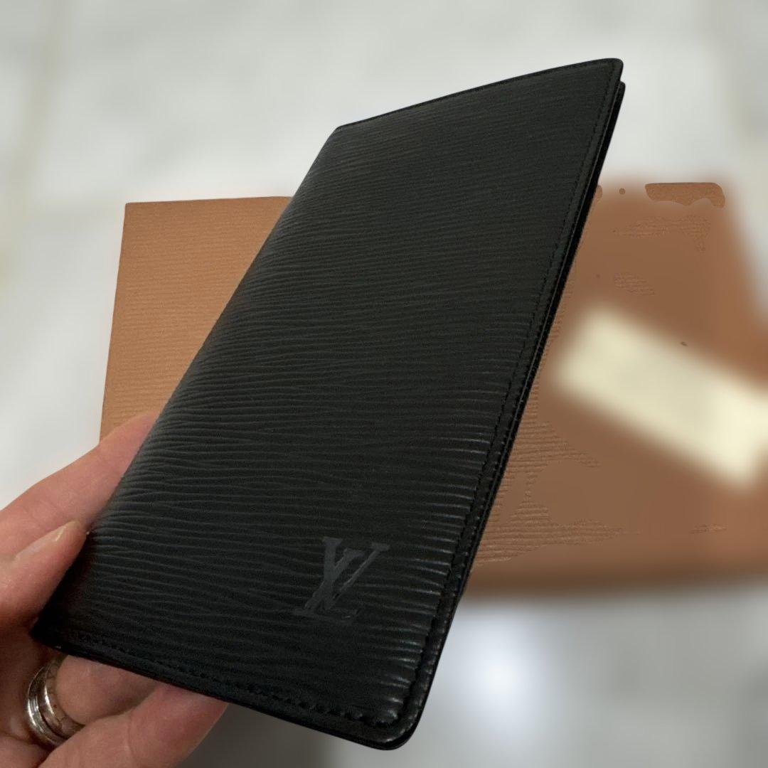 Louis Vuitton エピレザー ブラック長財布　カードケース