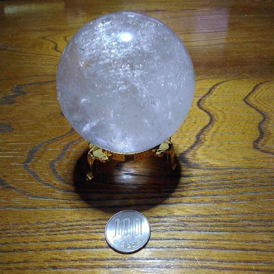 レインボー水晶台付き、重量500グラムの大玉