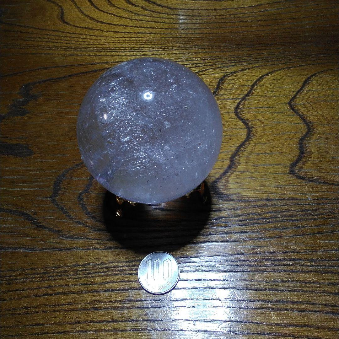 レインボー水晶台付き、重量500グラムの大玉