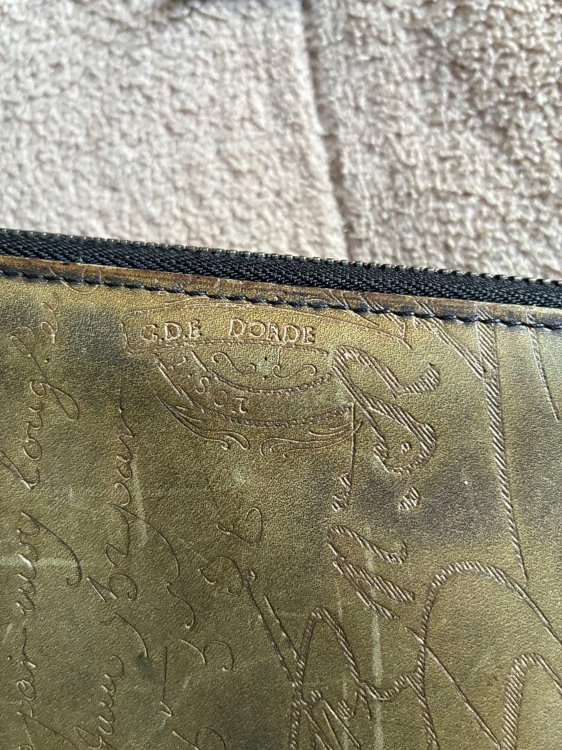 希望額へ　ベルルッティ オーガナイザーラウンドジップ カリグラフィー ストラップ