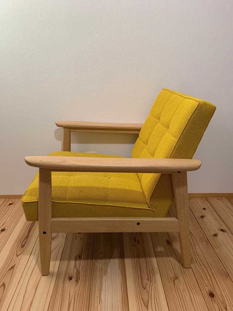 【カリモク正規品】イエローの布製クッションと木製脚のシンプルな1人掛けソファ