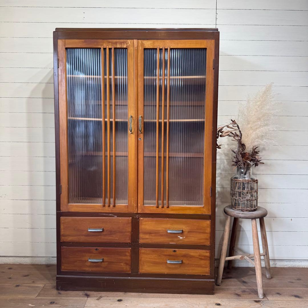 昭和レトロ　ヴィンテージ　波ガラスが素敵な木製キャビネット　本棚　食器棚　収納