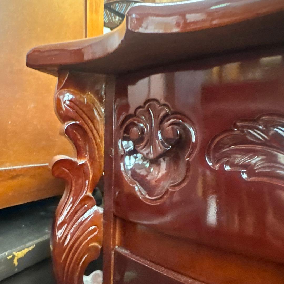 マホガニー　彫刻装飾付き木製チェスト 5引き出し