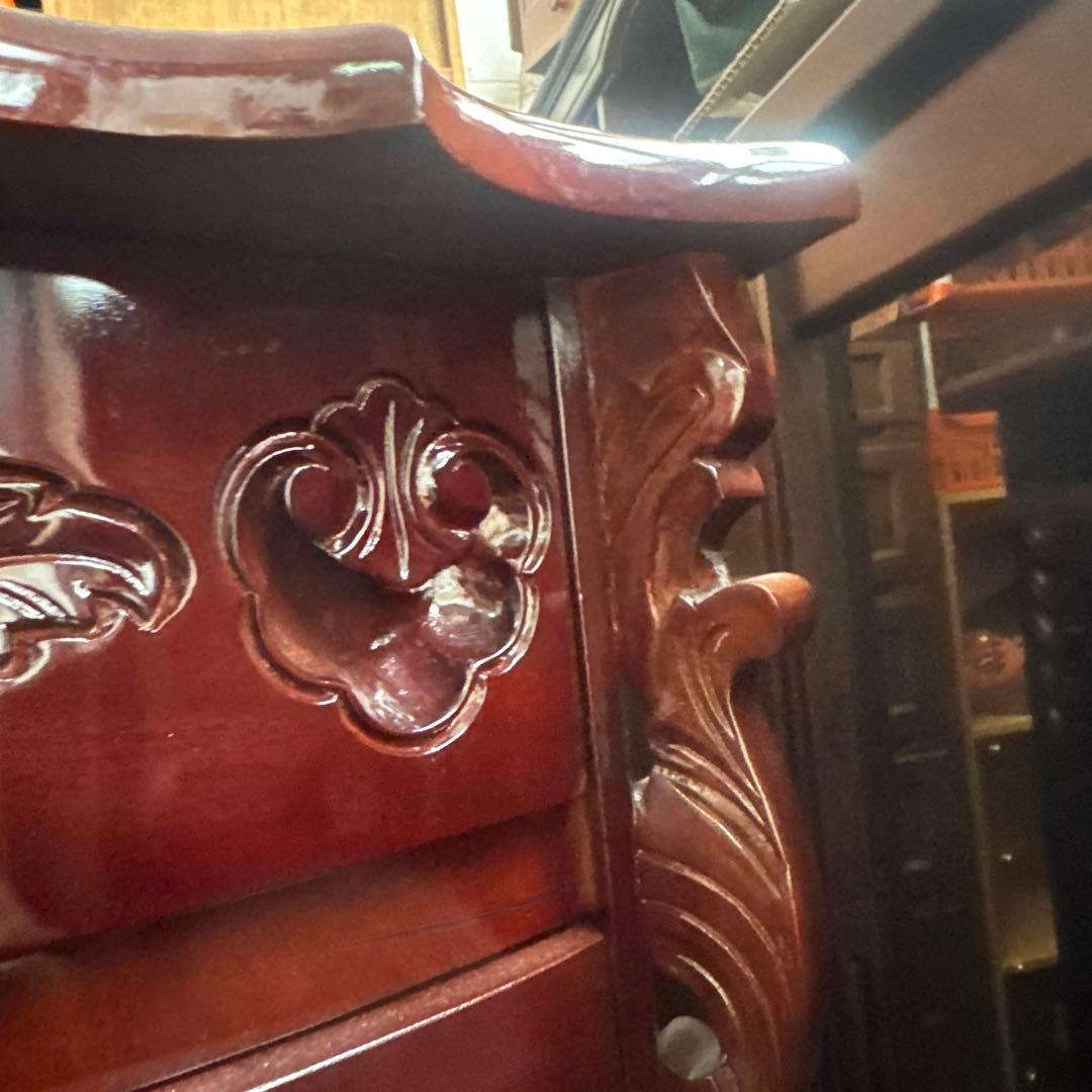 マホガニー　彫刻装飾付き木製チェスト 5引き出し