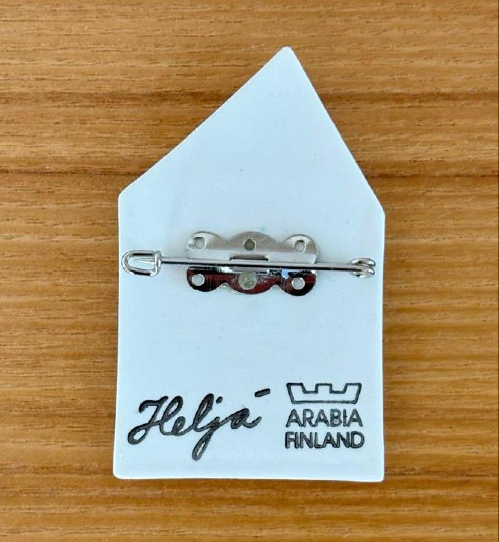 ARABIA ヘルヤ \"Autoileva jänis\" 陶製ブローチ