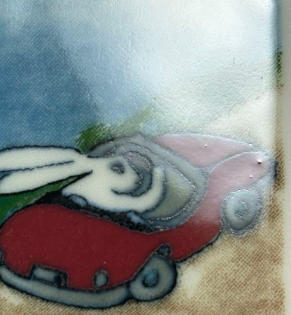 ARABIA ヘルヤ \"Autoileva jänis\" 陶製ブローチ