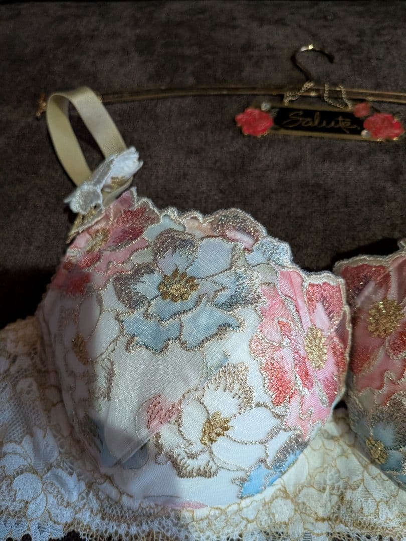 サルート、03グループブラジャーD70サイズ。