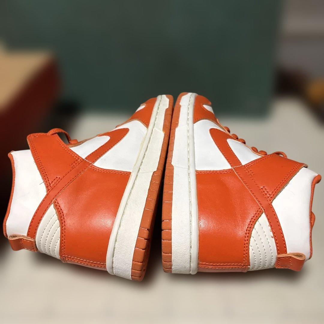 ナイキ ダンク ハイ LE ホワイトとオレンジブレイズのカラー