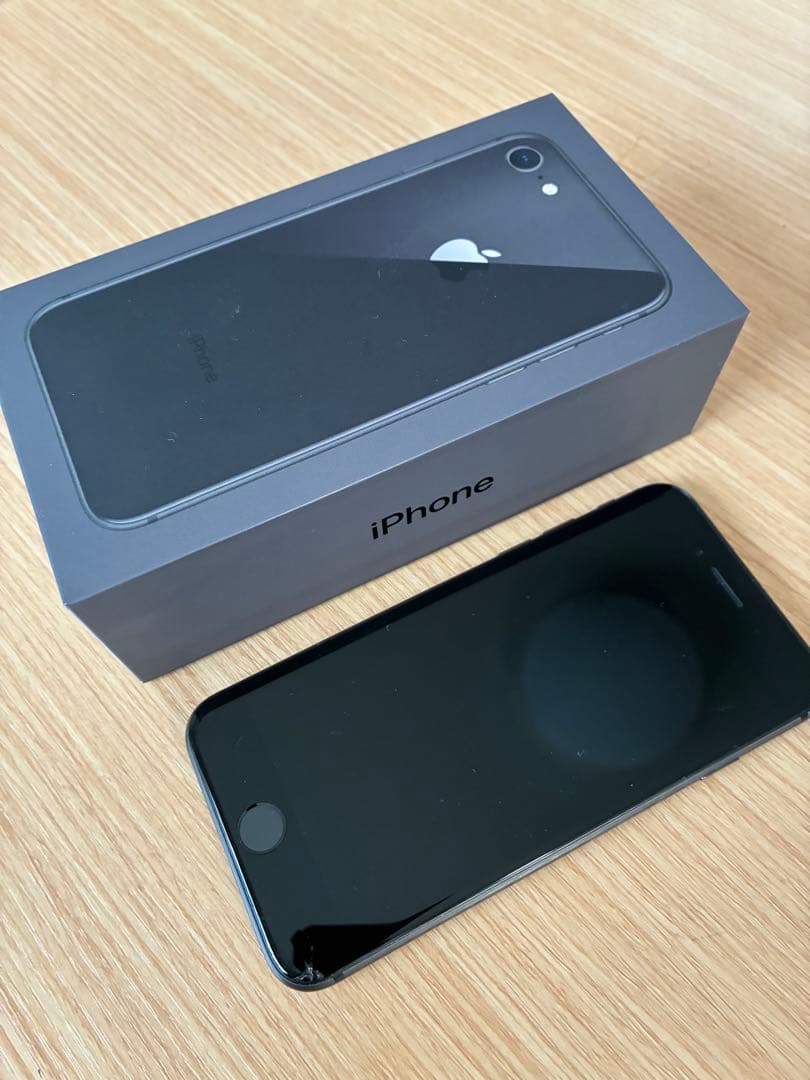 iPhone SE (第2世代？) 赤iPhone8黒