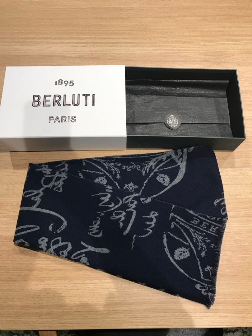 BERLUTI ネイビー マフラー カリグラフィー