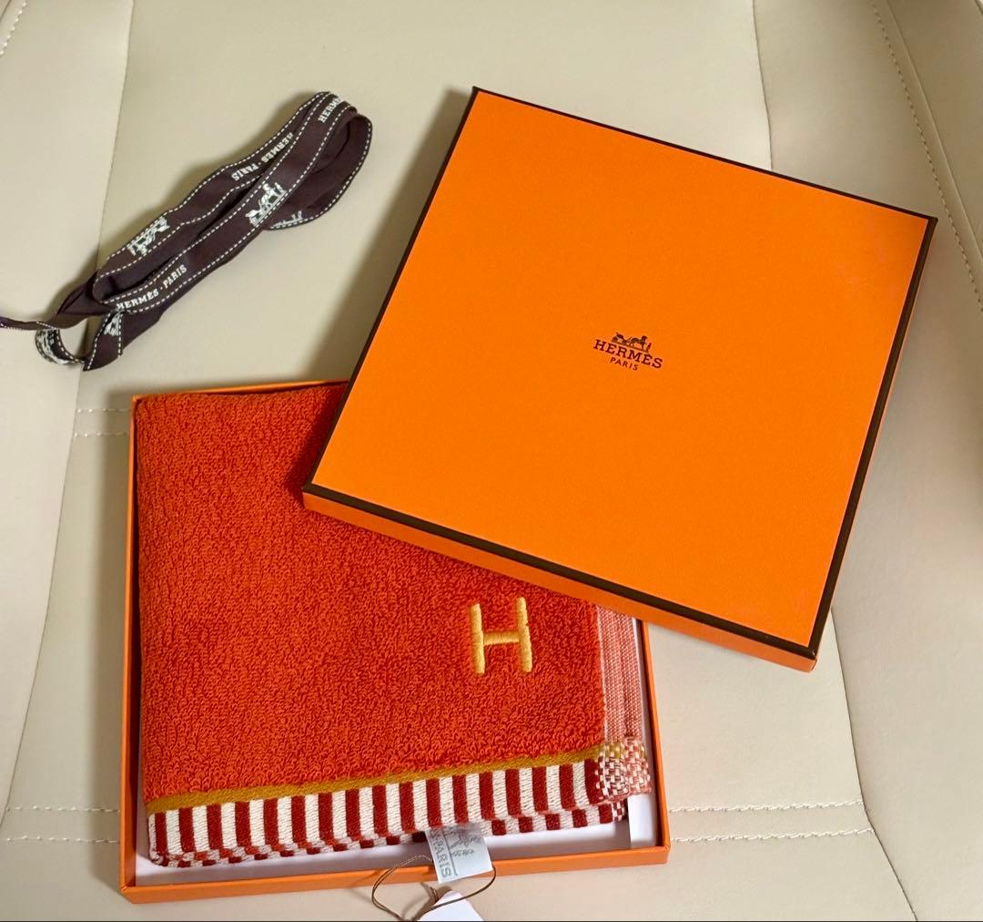 【新品タグ付き】 HERMES カレ・タオル 《ヴィス・ヴェルサ》