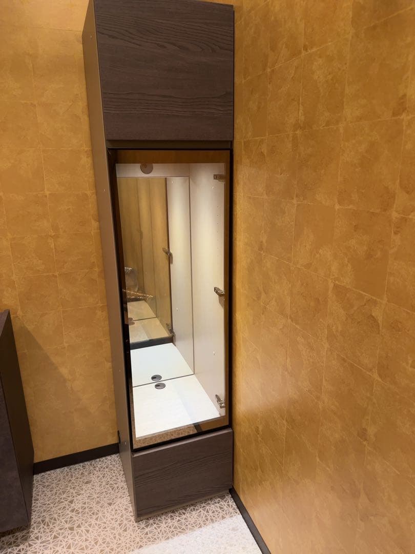 ダークブラウン ガラスキャビネット•収納棚