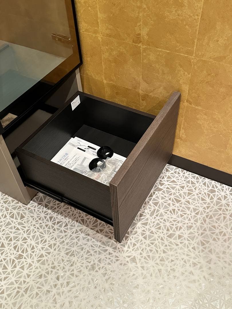 ダークブラウン ガラスキャビネット•収納棚