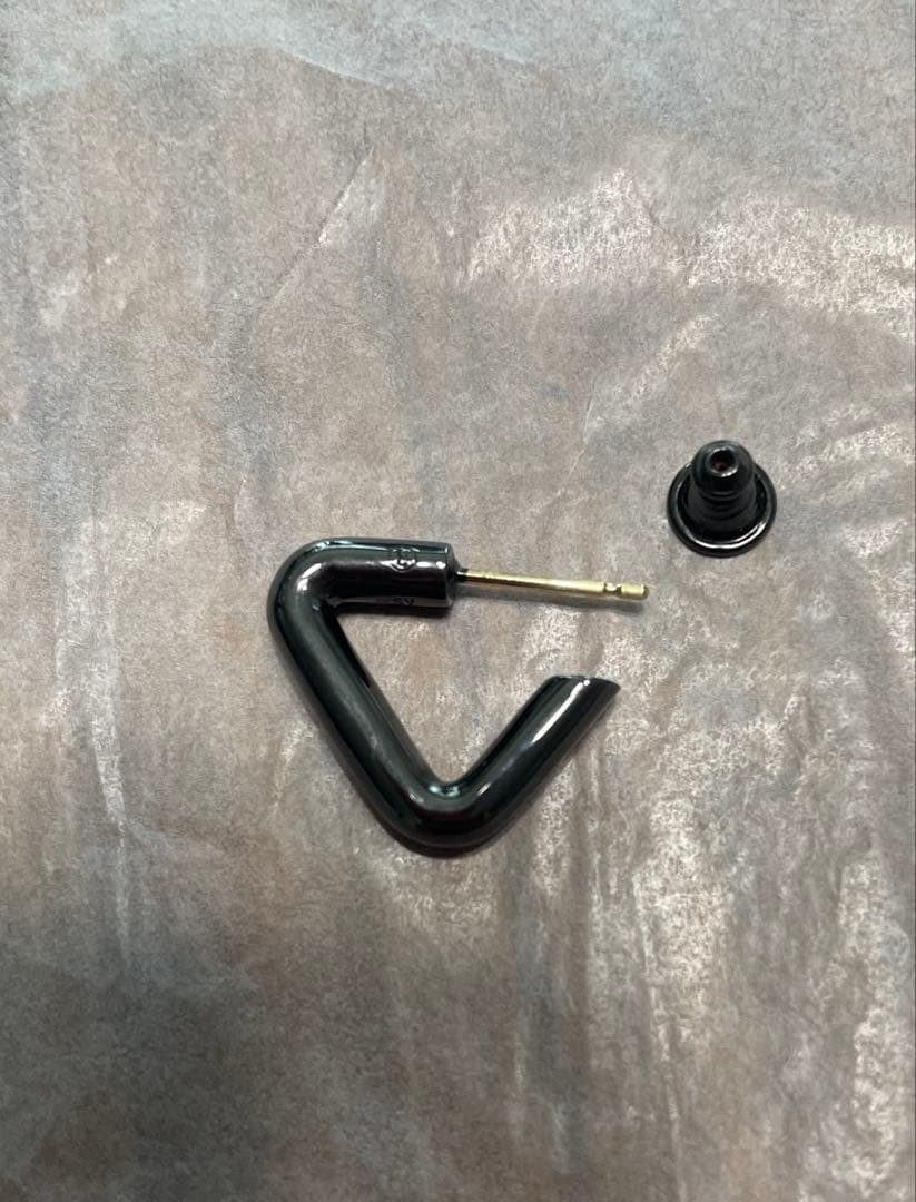 キャリアリング　CAREERING 301 トライアングル　ブラック　片耳　優里