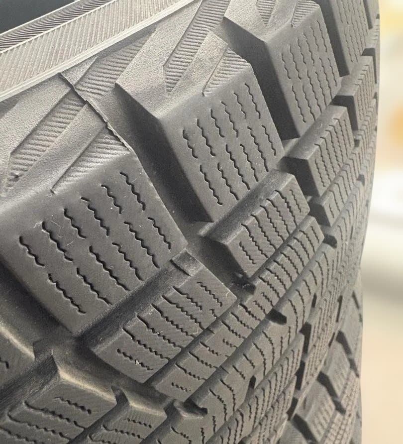 ②ヨコハマ スタッドレスタイヤ 205/55R16