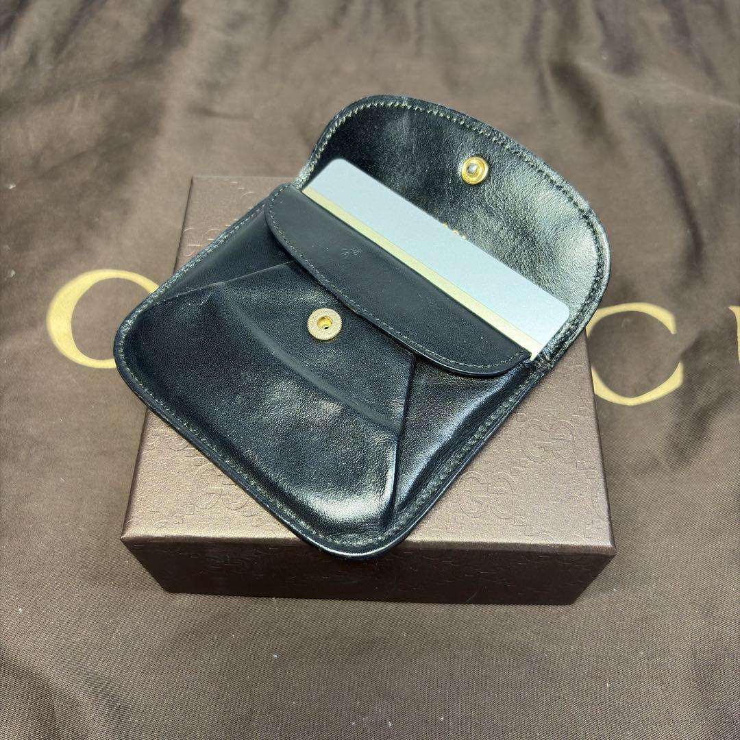 美品　グッチGUCCI ケース　カードお札　黒レザー フラップ式 ロゴ刻印
