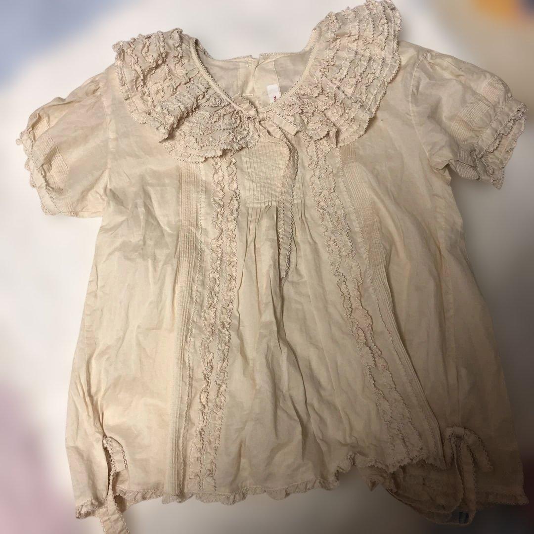 フリル襟のクリーム色ブラウス