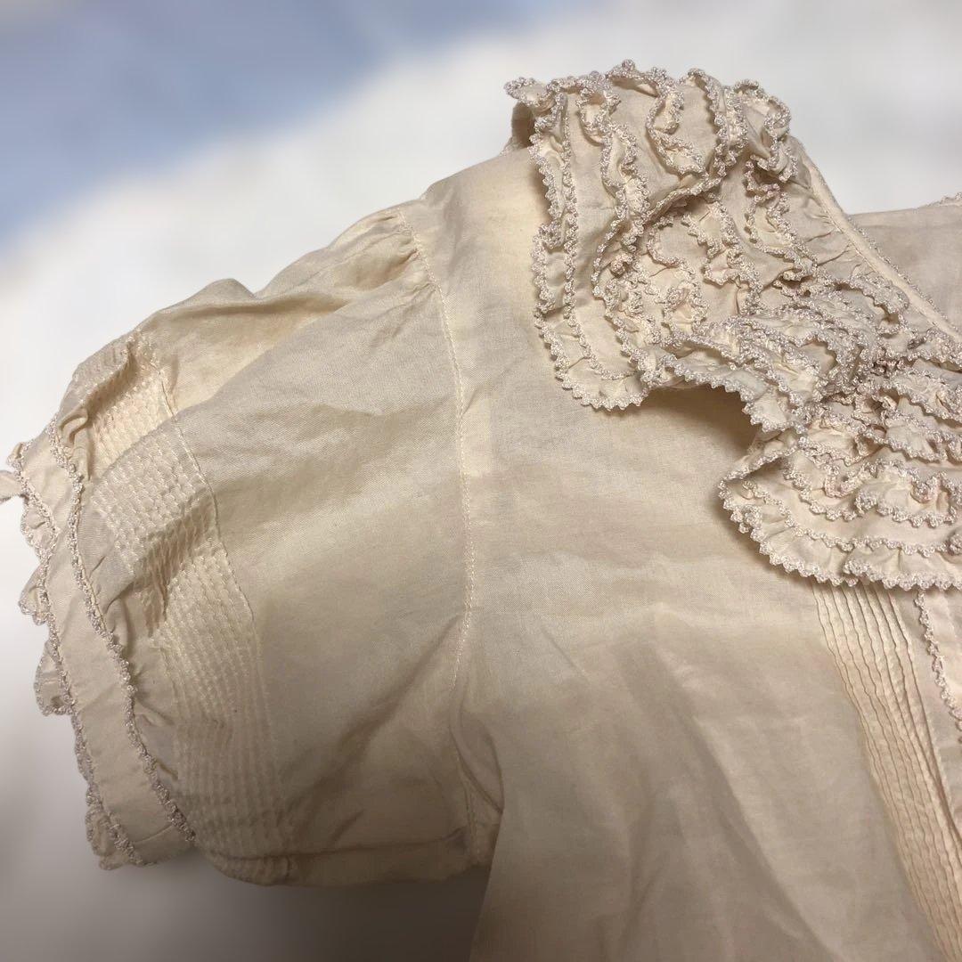 フリル襟のクリーム色ブラウス