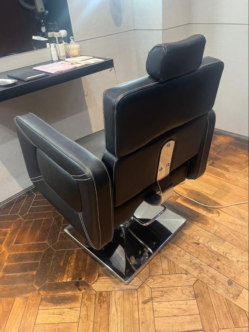 お　黒いリクライニング美容室用チェア