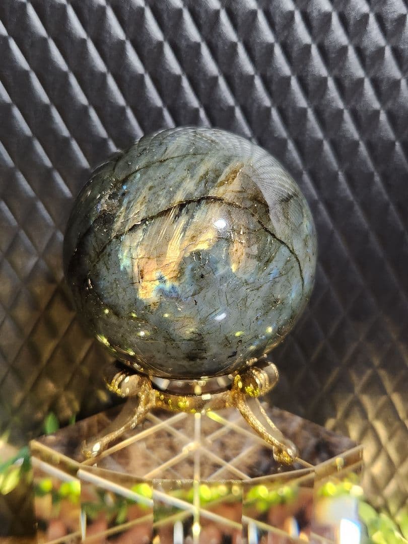 黄金の獅子✨美麗✨ラブラドライト丸玉 金色スタンド付き