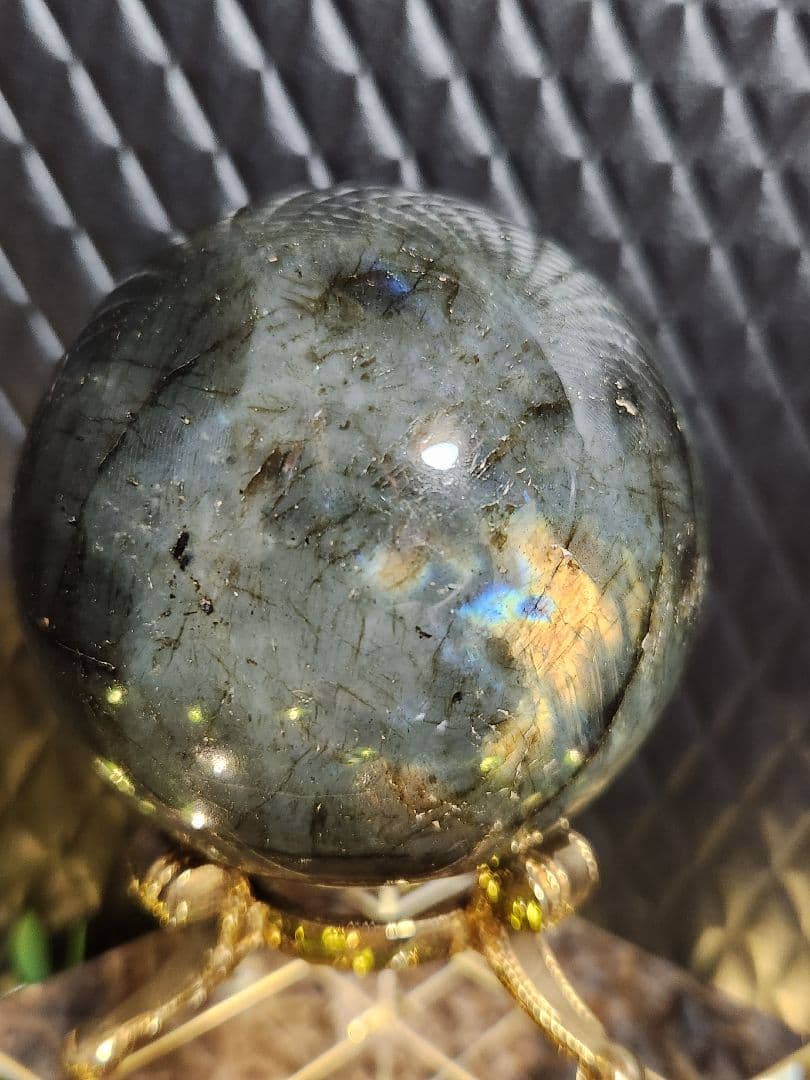 黄金の獅子✨美麗✨ラブラドライト丸玉 金色スタンド付き